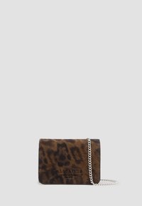 Leopardprint crossover taske i brun og sort ruskind med en sølv kædetras og præget logo detalje foran.