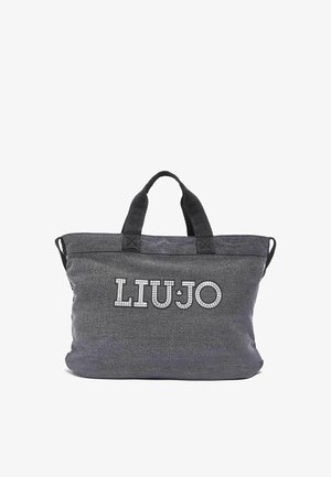 Graue Stoff-Tragetasche mit schwarzen Griffen und "LIU·JO"-Logo in weißen Mosaikbuchstaben auf der Vorderseite.