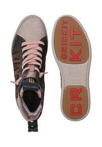 Wysokie sneakersy z teksturowanej czarno-brązowej sztucznej skóry, różowymi sznurowadłami, wyściełanym kołnierzem i wzorzystą gumową podeszwą z logo "CRICKIT".