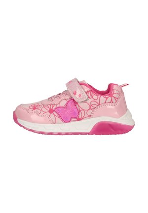Chaussure de sport rose avec un dessus synthétique lisse orné de motifs floraux, d'une accent en forme de papillon et d'une sangle Velcro pour une fermeture sécurisée.
