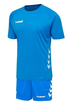 Niebieski zestaw odzieży sportowej hummel z krótkimi rękawami i szortami, z białymi logo hummel i wzorami w jodełkę po bokach.