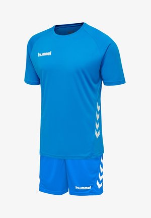 Niebieski zestaw odzieży sportowej hummel z krótkimi rękawami i szortami, z białymi logo hummel i wzorami w jodełkę po bokach.