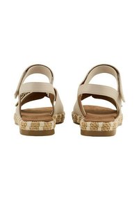 Beige Sandalen mit einer runden Zehenpartie, verstellbarem Riemen und einem seilähnlich gewobenen Absatz. Weiches Textilinnere und strapazierfähige Gummisohle.