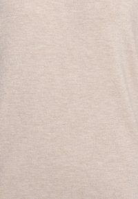 Lichtbeige trui met een gladde textuur, zachte stof en minimalistisch ontwerp. Verkrijgbaar in een standaard pasvorm met subtiele stiksels.