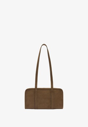 Brązowa torebka z zamszu z dwoma długimi uchwytami, prostokątnym kształtem i gładką fakturą, nie posiadająca widocznych wzorów ani elementów metalowych.
