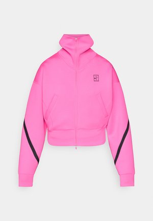 Izgriezts rozā krāsas zip-up džemperis, kas izgatavots no gludas auduma. Iezīmē augstu apkakli, divām priekšējām kabatām, melni sānu svītraini un logo.