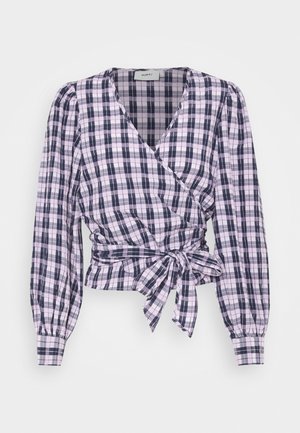 Bluse i lilla og marineblå ternet mønster; har pufærmer og en bindedetalje i taljen. Fremstillet af letvægtsstof.