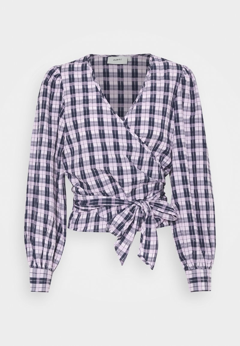Wikkelblouse in een paars en marineblauw geruit patroon; heeft pofmouwen en een strikdetail in de taille. Gemaakt van lichtgewicht stof.
