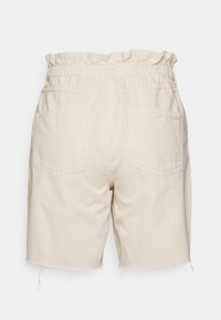 Beige bomullsshorts med elastisk, rynkad midjeresår, två bakfickor och fransad fåll. Inga synliga knäppningar eller mönster.