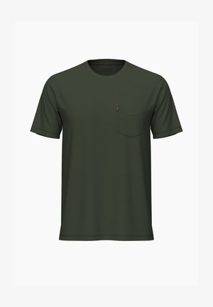 Sötétzöld, rövid ujjú pamut póló kerek nyakkivágással és mellzsebbe varrt kis piros címkével, fehér háttérrel.