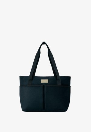 Melnas iepirkumu soma ar divām priekšējām kabatām, izgatavota no izturīgas auduma, ar izturīgiem rokturiem un taisnstūra formu. Zelta krāsas logotipa akcents.