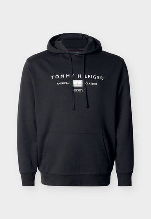 Schwarzer Tommy Hilfiger Kapuzenpullover mit Fronttasche, Kapuze mit Kordelzug und weißem "American Classics"-Logo sowie Flaggenmotiv auf der Brust.