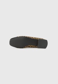 Leopardmönstrad högklackad sko med en blank svart tåhuvud och en texturerad svart klack. Ovandelen har ett mjukt, mönstrat tyg.