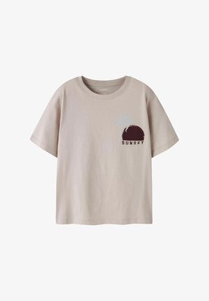 Bež majica kratkih rukava s okruglim izrezom, s tamnim grafičkim prikazom zalaska sunca i svijetlim motivom palme na lijevoj strani prsa s riječju "SUNSET".