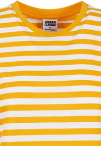 Gul- og hvidstribet T-shirt med rund hals, lavet af bomuld, der har en blød struktur og et mærke med "URBAN CLASSICS" branding.