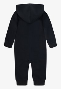 Hoodie heldrakt i ensfarget svart, laget av mykt stoff. Har lange ermer, vrengbare kanter og en rund åpning nederst.