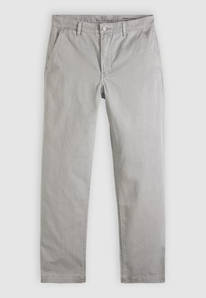 Pantaloni chino gri deschis din bumbac, cu croială dreptă, buzunare frontale și închidere cu nasturi, prevăzuți cu o etichetă minimalistă în talie.