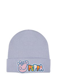 Hellblau gestrickte Mütze mit umgeschlagenem Bund, versehen mit einem Peppa Pig Aufnäher in Pink und bunten Buchstaben auf der Vorderseite.