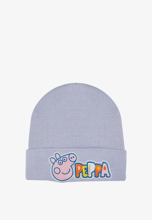 Hellblau gestrickte Mütze mit umgeschlagenem Bund, versehen mit einem Peppa Pig Aufnäher in Pink und bunten Buchstaben auf der Vorderseite.