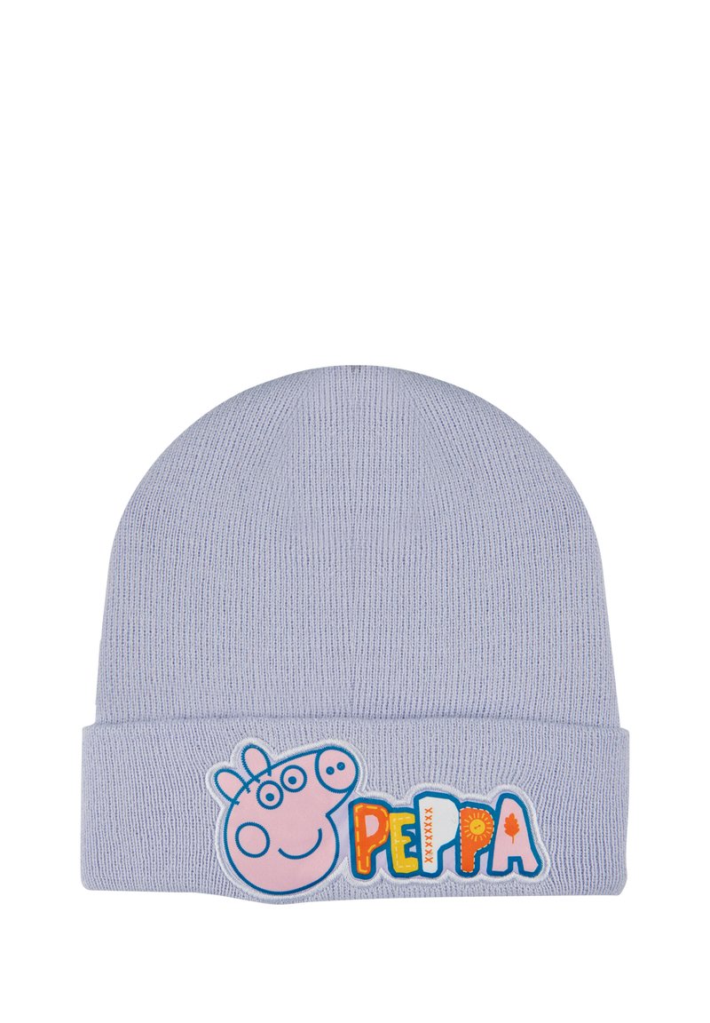 Hellblau gestrickte Mütze mit umgeschlagenem Bund, versehen mit einem Peppa Pig Aufnäher in Pink und bunten Buchstaben auf der Vorderseite.