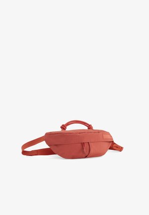 Borsa in tessuto rosso con forma arrotondata, design imbottito, manico superiore e tracolla regolabile. Presenta una tasca frontale con zip e una texture liscia.
