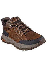 Scarpa da trekking marrone realizzata in pelle e rete, con colletto imbottito, area per i lacci rinforzata, suola in gomma texturizzata e accenti grigi e arancioni a contrasto.