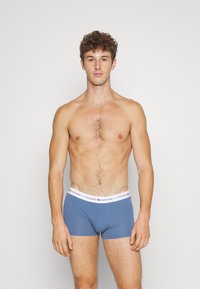 Tommy Hilfiger SIGNATURE TRUNK 3 PACK - Boxer alsónadrág - daring scarlet/iron blue/blue