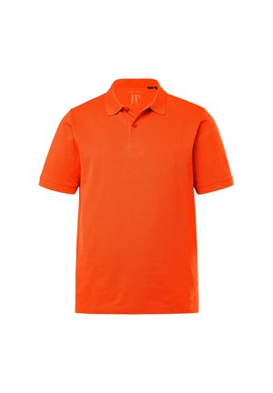 Polo arancione realizzato in tessuto di cotone morbido. Presenta un colletto classico, maniche corte e una chiusura con un solo bottone. Design pulito senza motivi.