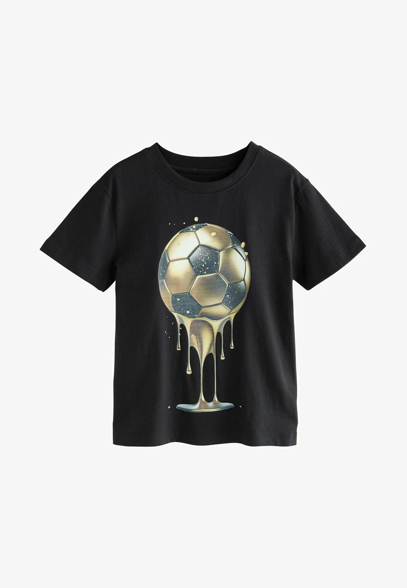 Černé bavlněné tričko s grafikou zlatého a černého fotbalového míče s táním efektem a rozstřikovanými detaily ve stříbrné a zlaté barvě.