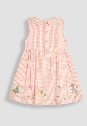 Ručno šivana ružičasta gingham haljina s Peter Pan ovratnikom, zatvaranjem na dugmad i izvezenim dizajnom vila na rubu. Haljina ima lepršavu suknju s nabranim strukom.