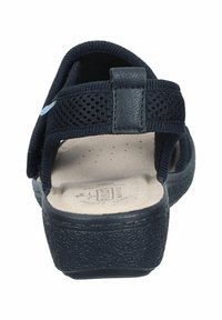 Marine sandal med mesh-overdel og læderdetaljer. Har justerbare stropper og struktureret sort gummisål. Indvendigt har den en lys beige indlægssål.