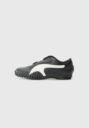 Pantofii sport negri, cu un superior texturat, accent alb al logo-ului și talpă din cauciuc cu cuie pentru aderență. Vârf rotunjit și design cu profil redus.