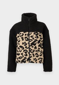 Fleecejakke med svart overdel og beige underdel med svart leopardmønster. Glidelås foran og høy krage.