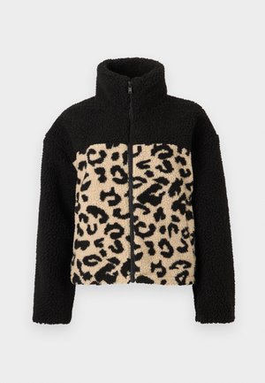 Fleece jack met een zwart bovenstuk en een beige onderstuk met zwart luipaardprint. Voorluiting met rits en ontwerp met hoge kraag.