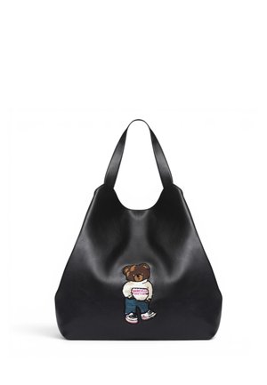 Borsa tote in pelle nera con due manici e un piccolo orsacchiotto che indossa una felpa e delle sneakers ricamato sul davanti.
