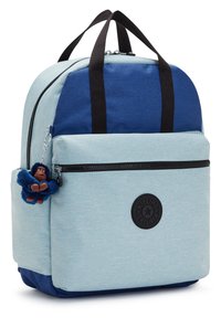 Zaino in tessuto blu e azzurro con spallacci neri, tasca frontale con zip e un portachiavi a forma di scimmia attaccato; presenta un logo rotondo.
