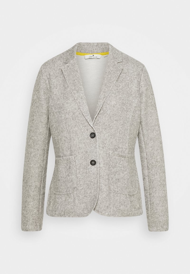Blazer gris hecho de tela texturizada, con solapa muesca, dos bolsillos frontales y dos botones negros. Forro interior en amarillo.