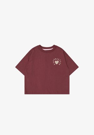 Burgundy kortærmet t-shirt med rund halsudskæring og lille beige hjerte design omgivet af stråler på venstre bryst.
