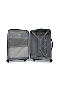 Valigia rigida blu navy con interno grigio. Caratteristiche includono tasche in rete con zip e cinturini elastici per fissare il contenuto. Quattro ruote per la mobilità.