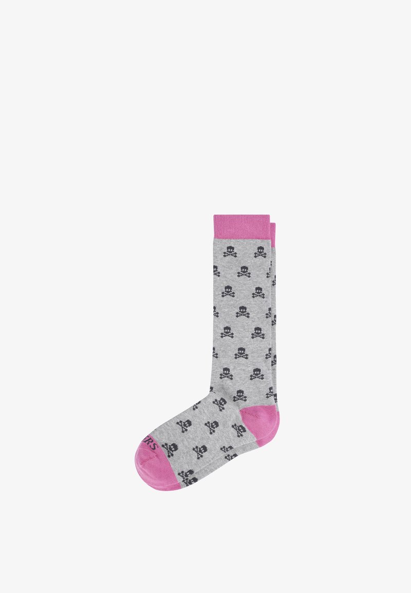 Calcetines grises con un patrón de calaveras negras, detalles en color rosa en el puño y la punta. Hechos de un material suave y elástico para mayor comodidad.