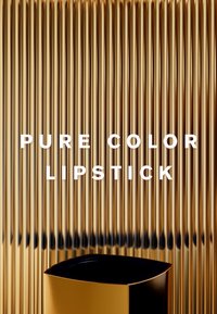 Tubetto di rossetto nero con dettagli dorati, posizionato su uno sfondo verticale a strisce dorate. Testo: "ROSSETTO PURO COLOR" in lettere bianche in grassetto.