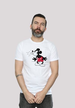 Hvit bomulls t-skjorte med et svart og rødt grafisk motiv av Mickey Mouse, iført røde shorts og hvite sko, vist på en nøytral bakgrunn.