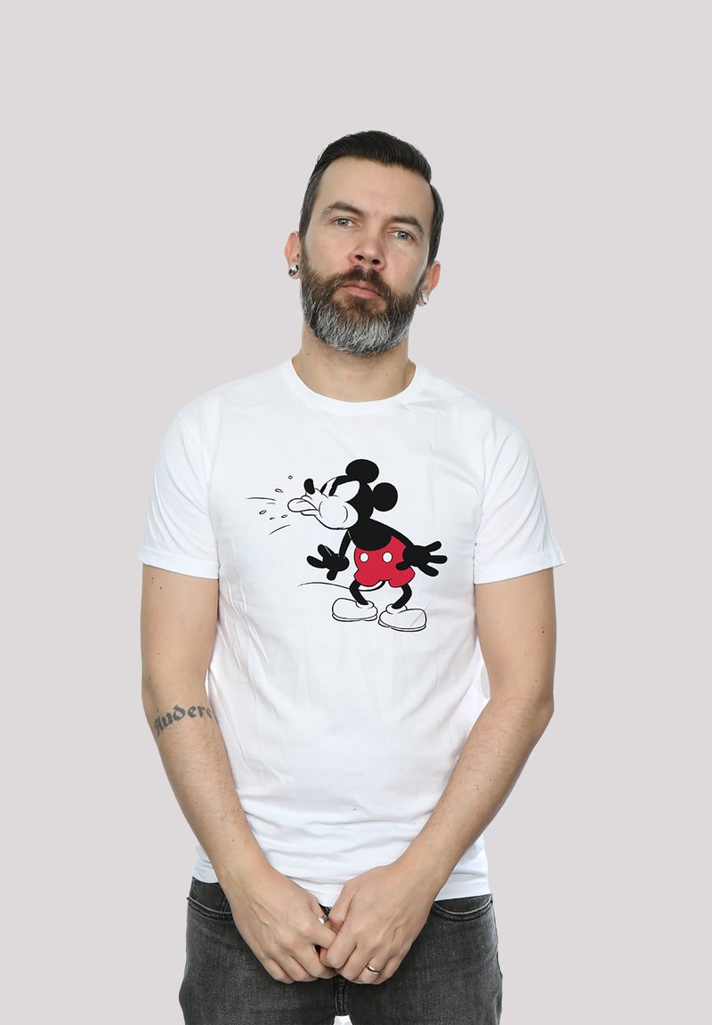 Hvit bomulls t-skjorte med et svart og rødt grafisk motiv av Mickey Mouse, iført røde shorts og hvite sko, vist på en nøytral bakgrunn.