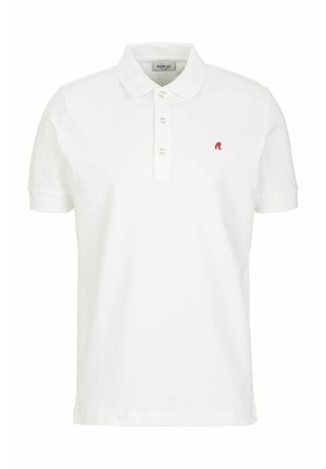 Weißes Poloshirt aus Baumwolle mit klassischem Kragen und drei Knöpfen. Ein kleines rotes "R"-Logo ist auf der linken Brust gestickt.