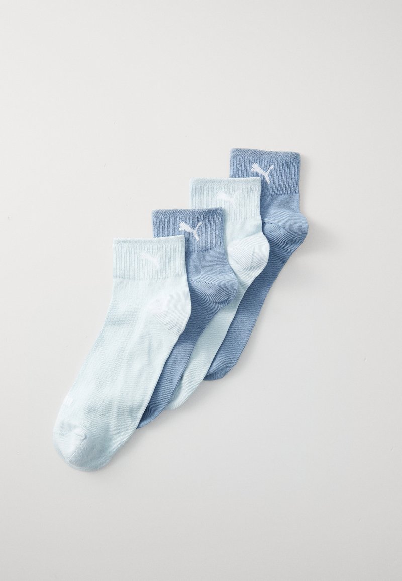Ett set med fyra strumpor i olika nyanser av blått, tillverkade av mjukt tyg med ribbade mudd och subtil logodetalj.