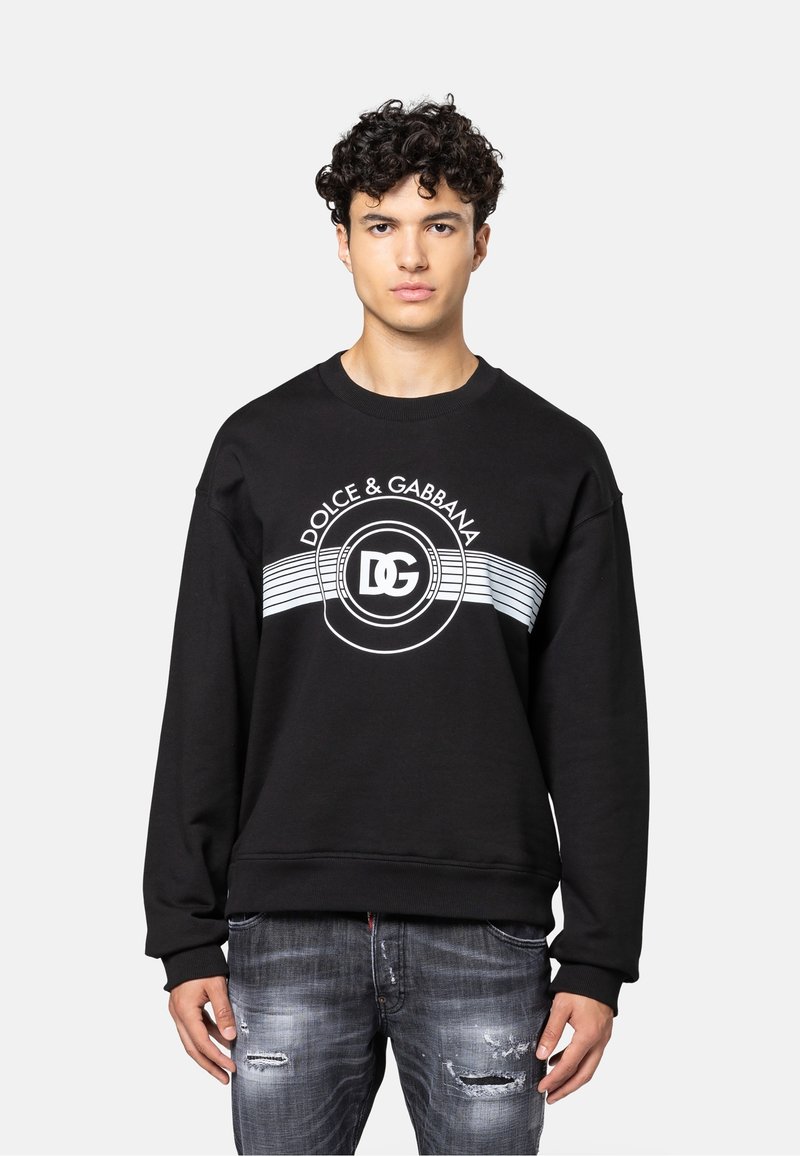 Zwarte sweater met een wit circulair logo waarop de tekst "DOLCE & GABBANA" staat en horizontale strepen. Gemaakt van zachte stof met een ontspannen pasvorm.
