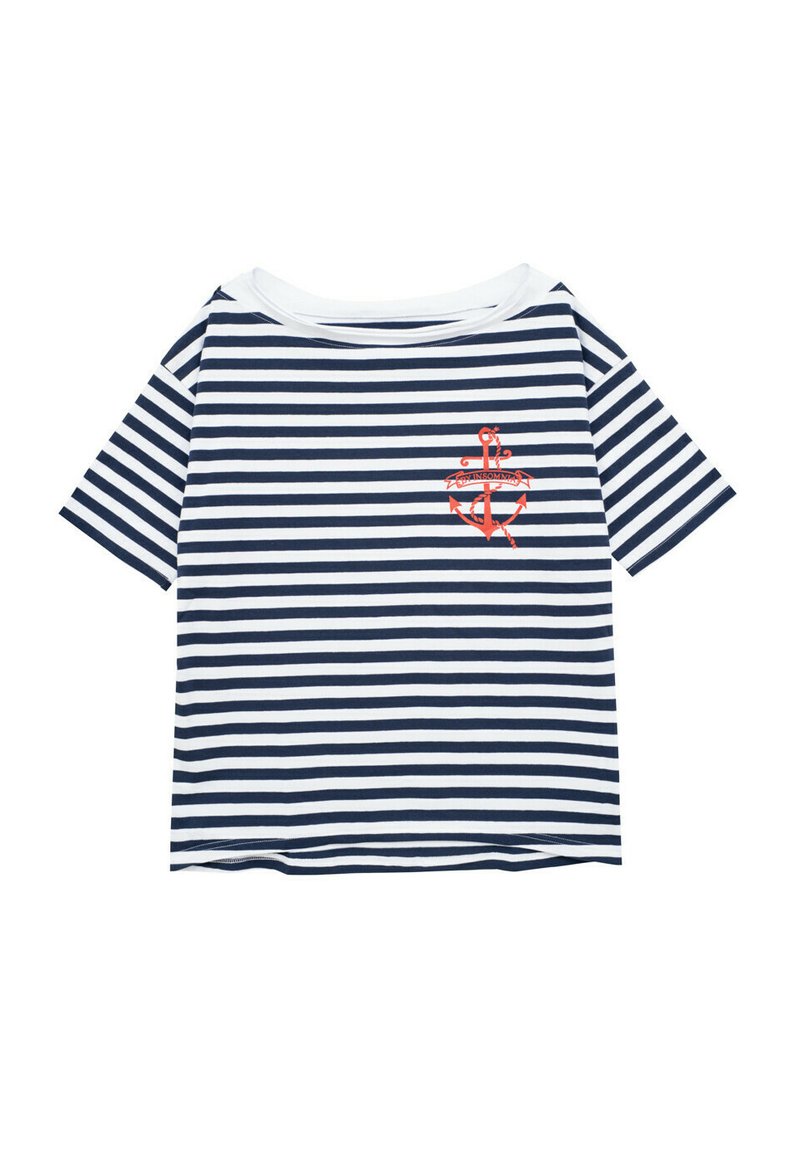 Granatowa i biała koszulka z krótkim rękawem w paski, z okrągłym dekoltem. Na lewej piersi znajduje się grafika czerwoną kotwicą.