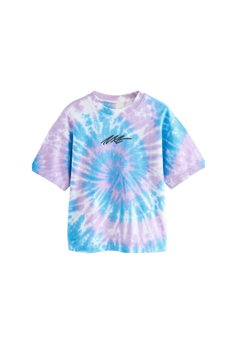 Tricou tie-dye în albastru deschis, violet și roz. Mâneci scurte, guler rotund, cu un logo negru de semnătură în centru. Textură moale a materialului.