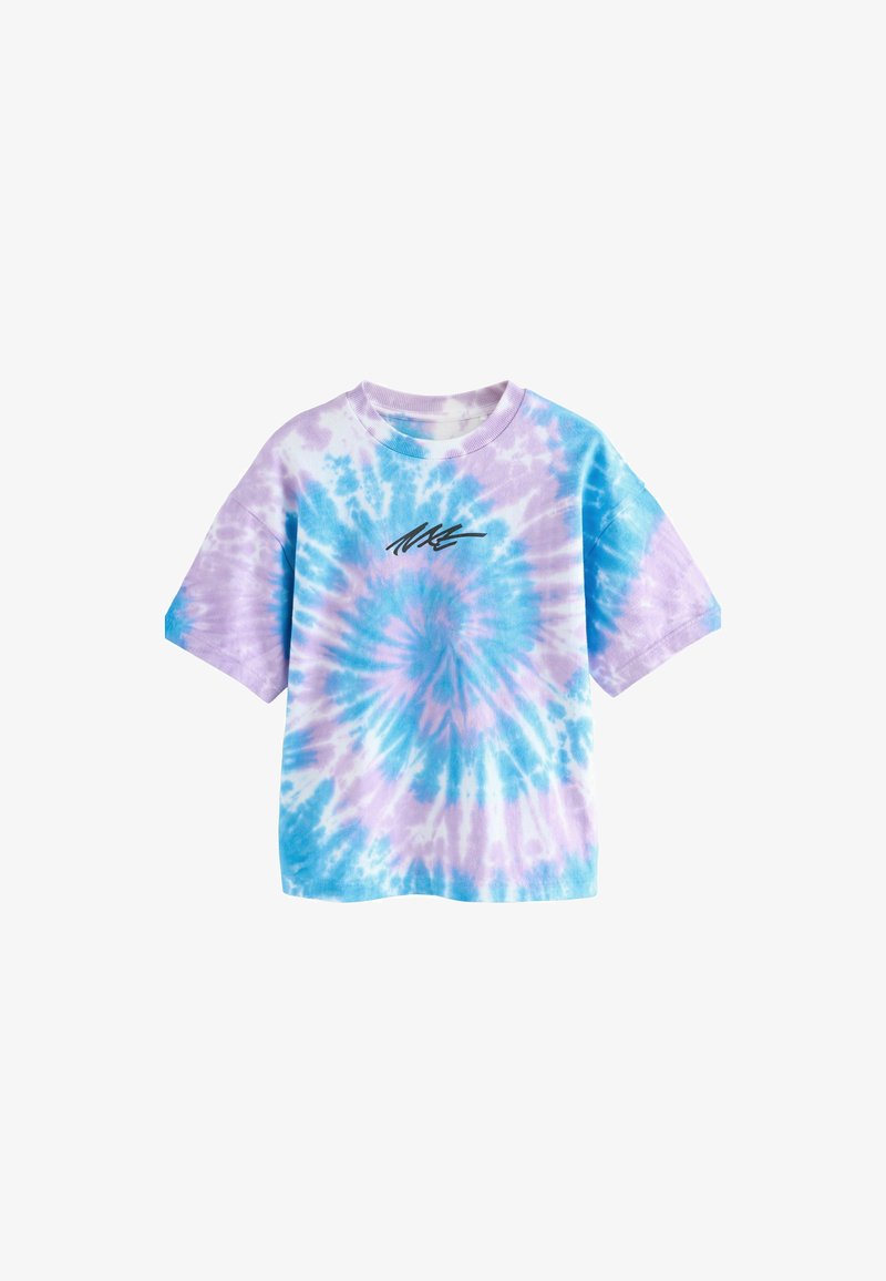 Tricou tie-dye în albastru deschis, violet și roz. Mâneci scurte, guler rotund, cu un logo negru de semnătură în centru. Textură moale a materialului.