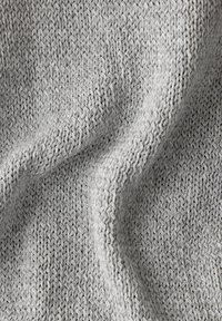 Hellgrauer gestrickter Stoff mit einem strukturierten Muster, das einen weichen, flexiblen Fall aufweist und gleichmäßig verteilte Maschen hat.